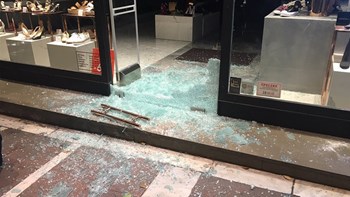 Ένταση και βανδαλισμοί καταστημάτων στο κέντρο της Αθήνας στην πορεία για τον Ζακ Κωστόπουλο – ΦΩΤΟ