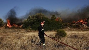 Ανεξέλεγκτη η πυρκαγιά στο Άνω Κατελειό Κεφαλονιάς – Εκκενώθηκε ο οικισμός