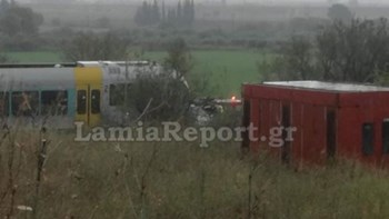 Σύγκρουση τρένου με αυτοκίνητο στη Φθιώτιδα – Πληροφορίες για εγκλωβισμένους επιβάτες – ΦΩΤΟ
