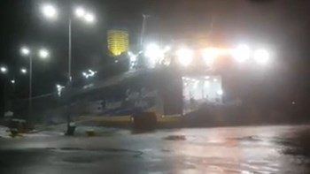 Πλοίο δίνει “μάχη” με τα μανιασμένα κύματα στο λιμάνι της Ραφήνας – Εντυπωσιακό βίντεο