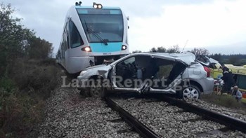 Θανατηφόρα σύγκρουση τρένου με αυτοκίνητο στη Φθιώτιδα – Σκοτώθηκε καθηγήτρια που πήγαινε στο σχολείο – ΦΩΤΟ