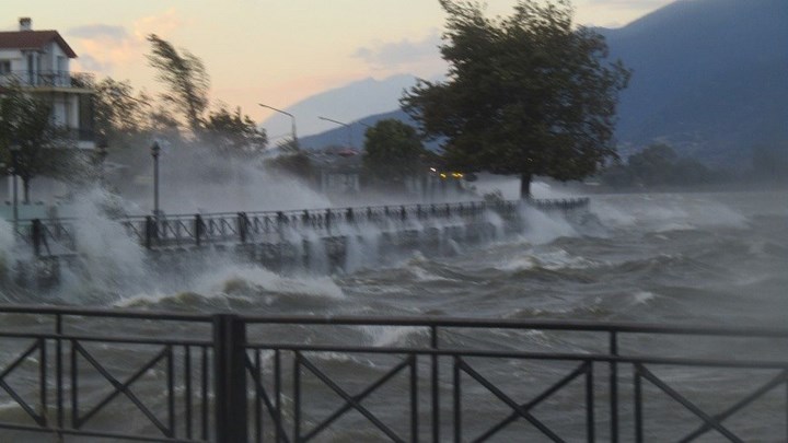 “Φουρτούνα” στη λίμνη των Ιωαννίνων – Τα νερά έφτασαν μέχρι την πλατεία – ΦΩΤΟ – ΒΙΝΤΕΟ