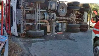Ανατράπηκε πυροσβεστικό όχημα στο Αργοστόλι – Τραυματίστηκαν δύο πυροσβέστες – ΦΩΤΟ