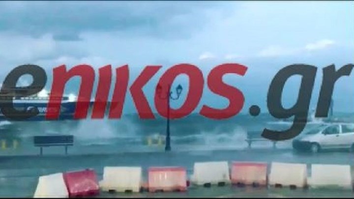 Τα κύματα βγήκαν στη στεριά στη Ραφήνα – ΒΙΝΤΕΟ αναγνώστη