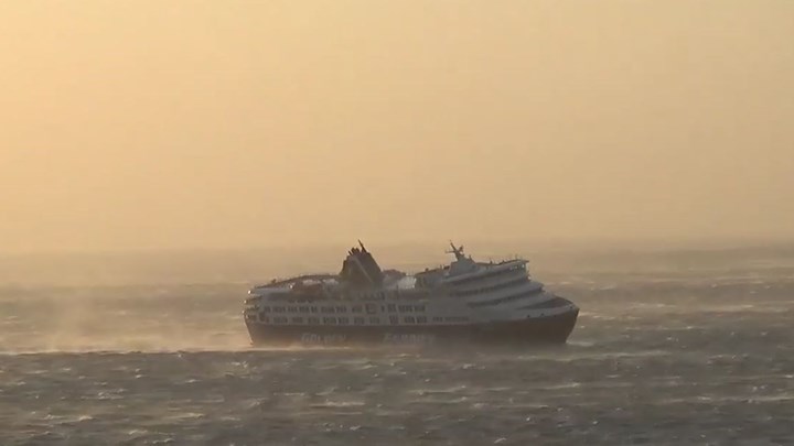 Πλοίο μπαίνει στο λιμάνι της Τήνου “γέρνοντας” από τα 10 μποφόρ – ΒΙΝΤΕΟ