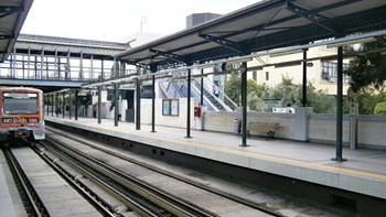 Θρίλερ με πτώμα άνδρα στον ΗΣΑΠ Καλλιθέας