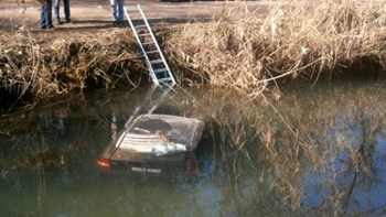 Σε εξέλιξη επιχείρηση απεγκλωβισμού οδηγού ΙΧ που έπεσε σε ποτάμι