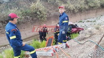 Απεγκλωβίστηκε από άνδρες της Πυροσβεστικής ο οδηγός ΙΧ που έπεσε σε ποτάμι – ΦΩΤΟ