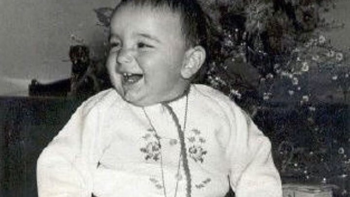 Αναγνωρίζετε το αγοράκι της φωτογραφίας; Είναι διάσημος ηθοποιός – ΦΩΤΟ