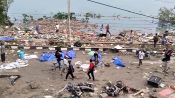 Στους 384 οι νεκροί από τον ισχυρό σεισμό και το τσουνάμι στην Ινδονησία