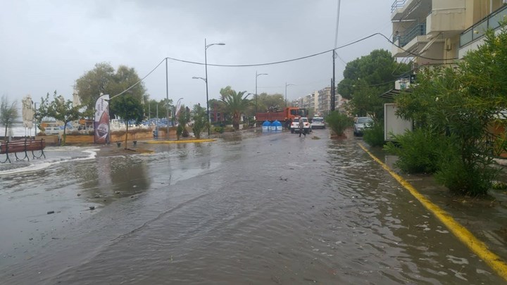 Διεκόπη η κυκλοφορία στην παραλιακή οδό της Καλαμάτας – ΦΩΤΟ – ΒΙΝΤΕΟ