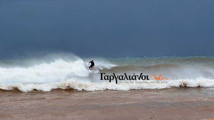 Ατρόμητοι σέρφερς “δαμάζουν” τα κύματα του “Ζορμπά” – ΦΩΤΟ – ΒΙΝΤΕΟ