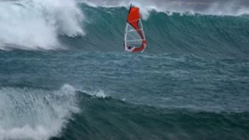 Στο ρυθμό του ”Ζορμπά” χόρεψαν σέρφερ στην Κρήτη- ΦΩΤΟ