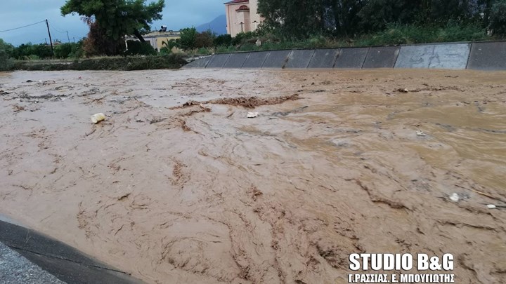 Πλημμύρισε το Άργος από την υπερχείλιση του Ξεριά: Δεκάδες απεγκλωβισμοί από την Πυροσβεστική – ΦΩΤΟ