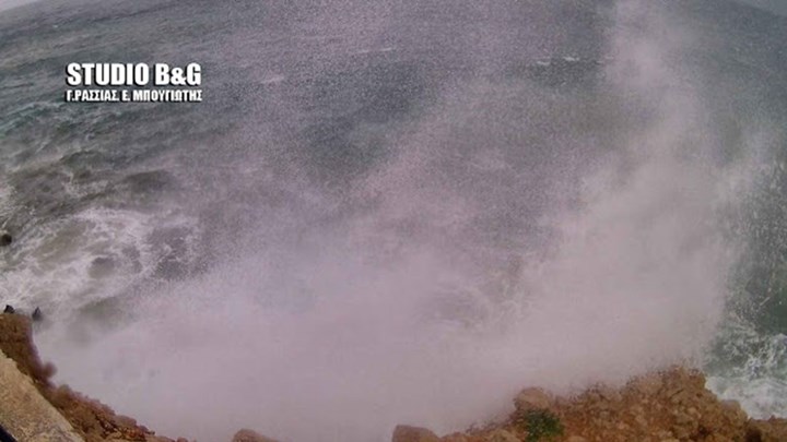 Τεράστια κύματα στην παραλία Καραθώνας προκάλεσε ο “Ζορμπάς”- ΒΙΝΤΕΟ