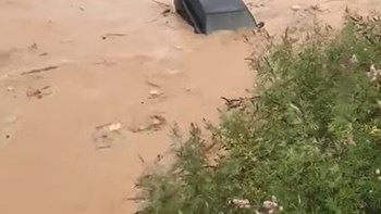 Βίντεο που συγκλονίζει: Αυτοκίνητο παρασύρεται από το ποτάμι- ΒΙΝΤΕΟ