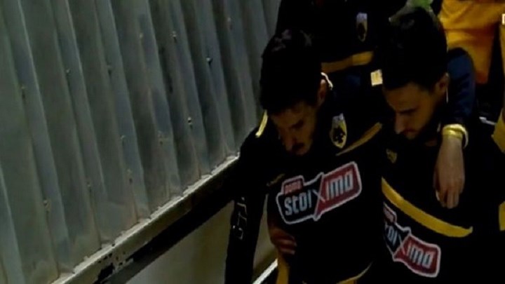 Ο Έλντερ Λόπες στ’ αποδυτήρια υποβασταζόμενος από τον Λαμπρόπουλο