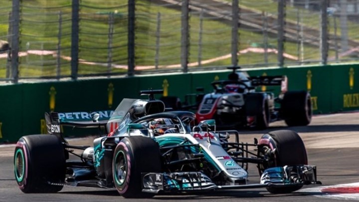 Αγκαλιά με τον τίτλο ο Χάμιλτον – Νίκησε και στη Ρωσία