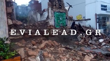Ακατοίκητο σπίτι κατέρρευσε επάνω σε στάση λεωφορείου στη Χαλκίδα – ΦΩΤΟ