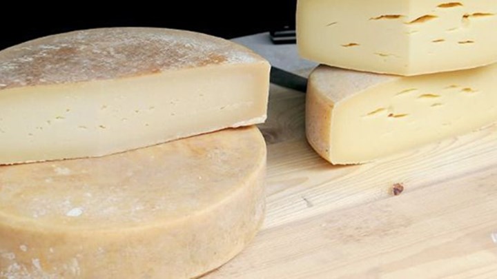 Κατασχέθηκαν ακατάλληλα τυριά