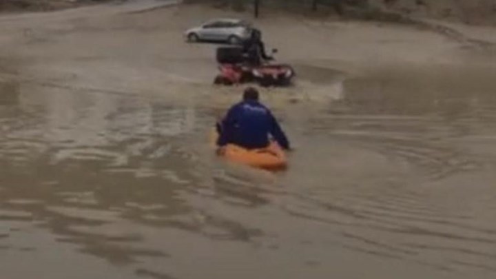 Ο “Ζορμπάς” πήγε και… Μύκονο – Με κανό στους πλημμυρισμένους δρόμους – ΒΙΝΤΕΟ