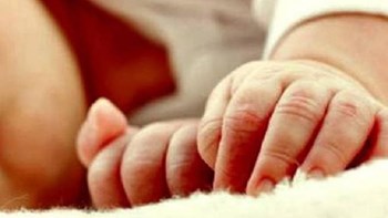 “Καμπάνα” σε οδοντίατρο που φίλησε νεογέννητο στο στόμα