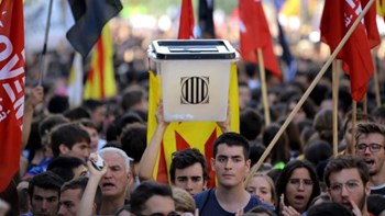 Ένα έτος από το δημοψήφισμα για την ανεξαρτησία της Καταλονίας – Στους δρόμους χιλιάδες πολίτες