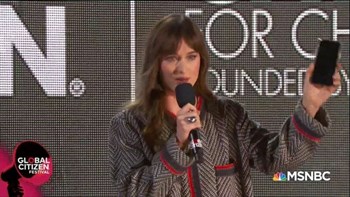 Η Ντακότα Τζόνσον δίνει δημόσια το τηλέφωνό της… για καλό σκοπό – ΒΙΝΤΕΟ