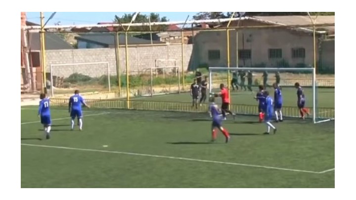 Επικό ΒΙΝΤΕΟ: Διαιτητής στέλνει με κεφαλιά την μπάλα στα δίχτυα – ΒΙΝΤΕΟ