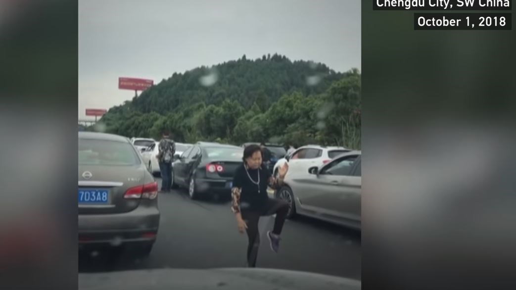 Κι εκείνη με το πάσο της… – Γυναίκα εξασκεί το Τάι Τσι στη μέση της λεωφόρου – ΒΙΝΤΕΟ