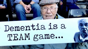 Απίθανο ΒΙΝΤΕΟ: Είναι 94 ετών, πάσχει από άνοια, αλλά σκοράρει