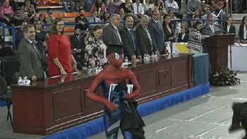 Ο Spider Man… αποφοίτησε – Φοιτητής έσπασε τον αυστηρό ενδυματολογικό κώδικα του Πανεπιστημίου του – ΦΩΤΟ – ΒΙΝΤΕΟ