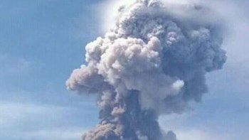 Έκρηξη ηφαιστείου στην Ινδονησία λίγα 24ωρα μετά τον φονικό σεισμό και το τσουνάμι – ΤΩΡΑ