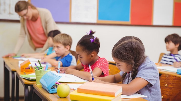 Παιδικός σταθμός, στο σπίτι με τους γονείς ή babysitter; Έρευνα αποκαλύπτει τι είναι καλύτερο για τα παιδιά