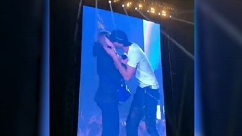 Το παθιασμένο φιλί του Ενρίκε Ιγκλέσιας σε θαυμάστριά του – ΒΙΝΤΕΟ