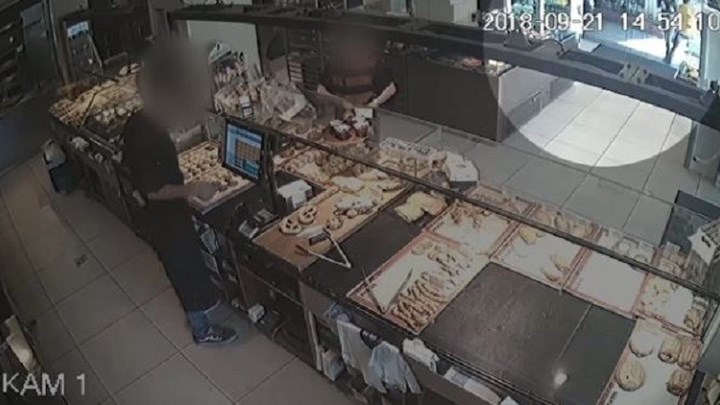 Νέο βίντεο – ντοκουμέντο με τον Ζακ Κωστόπουλο λίγο πριν μπει στο κοσμηματοπωλείο