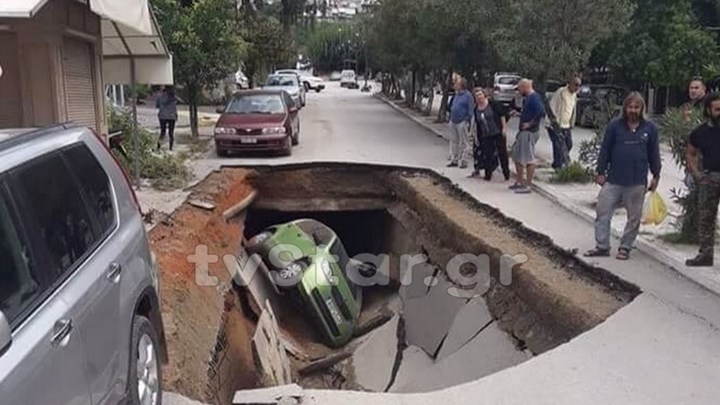 Άνοιξε η γη στην Αιδηψό – Αυτοκίνητο έπεσε σε τεράστια τρύπα – ΦΩΤΟ