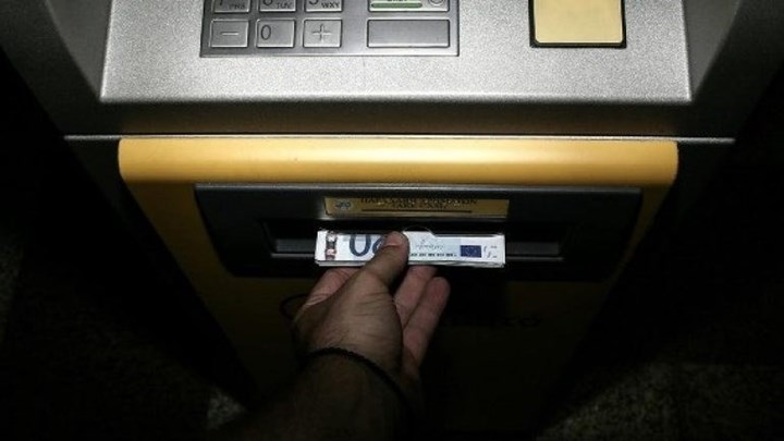 Έκαναν ”φτερά” 1.900 ευρώ από ΑΤΜ στο Ηράκλειο- Οι κάμερες ασφαλείας έδειξαν τον ένοχο