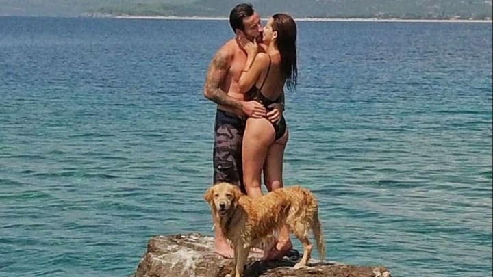 Σάλος με τη φωτογραφία που ανέβασε ο Μαυρίδης – Το “καυτό” φιλί με τη Ράλλη στα βράχια