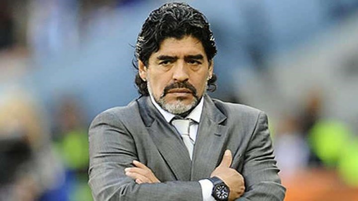 Βουτιά στα λασπόνερα έκανε ο Μαραντόνα και αποθεώθηκε – ΒΙΝΤΕΟ