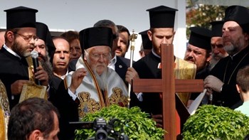Τρισάγιο στο Μάτι τέλεσε ο Οικουμενικός Πατριάρχης – Τι είπε στον τραγικό πυροσβέστη που έχασε γυναίκα και παιδί