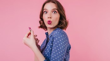 Λερώσατε τη μπλούζα σας με makeup; – Καθαρίστε τον λεκέ σε δευτερόλεπτα