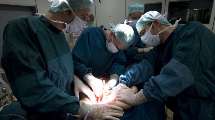 Πρωτοποριακή ιατρική επέμβαση στη Ν. Αφρική – Μεταμοσχεύτηκε ήπαρ από οροθετική μητέρα στο παιδί της