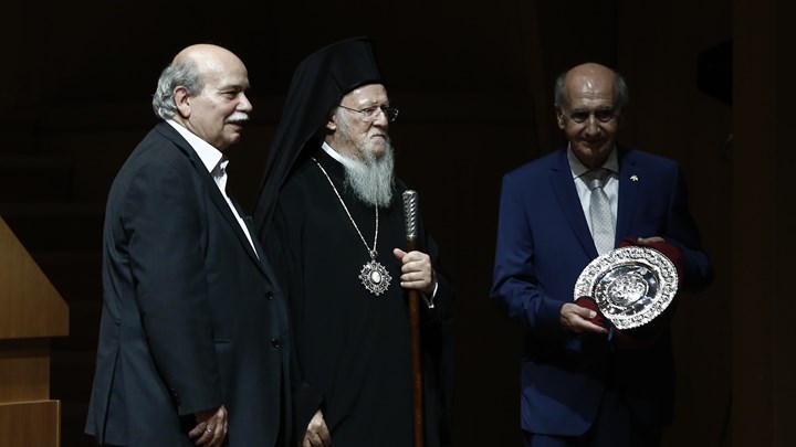 Ο Πρόεδρος της Βουλής βράβευσε τον Οικουμενικό Πατριάρχη Βαρθολομαίο