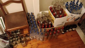 Επιτυχία της ΕΛ.ΑΣ – Εντοπίστηκε παράνομο εργαστήριο παρασκευής νοθευμένων ποτών