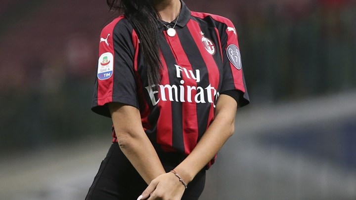 «Θόλωσε» τον φωτογραφικό φακό σέξι οπαδός της Μίλαν