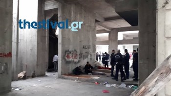 Επιχείρηση της ΕΛ.ΑΣ. σε εγκαταλελειμμένο κτίριο που διέμεναν μετανάστες – ΒΙΝΤΕΟ – ΦΩΤΟ