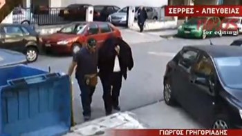 Κουκουλωμένος και με χειροπέδες πήγε στον ανακριτή ο “καθηγητής Φακελάκης” – ΒΙΝΤΕΟ