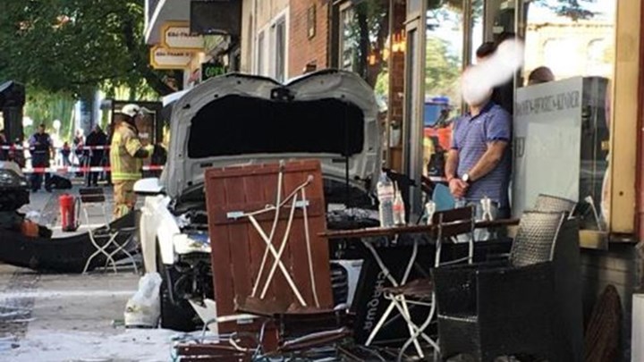 Σκηνές τρόμου στο Βερολίνο – Αυτοκίνητο παρέσυρε πεζούς και ”καρφώθηκε” στον τοίχο καφετέριας – ΦΩΤΟ