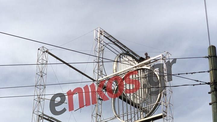 Νέες ΦΩΤΟ και ΒΙΝΤΕΟ από την πλατεία Ομονοίας όπου άνδρας απειλεί να αυτοκτονήσει